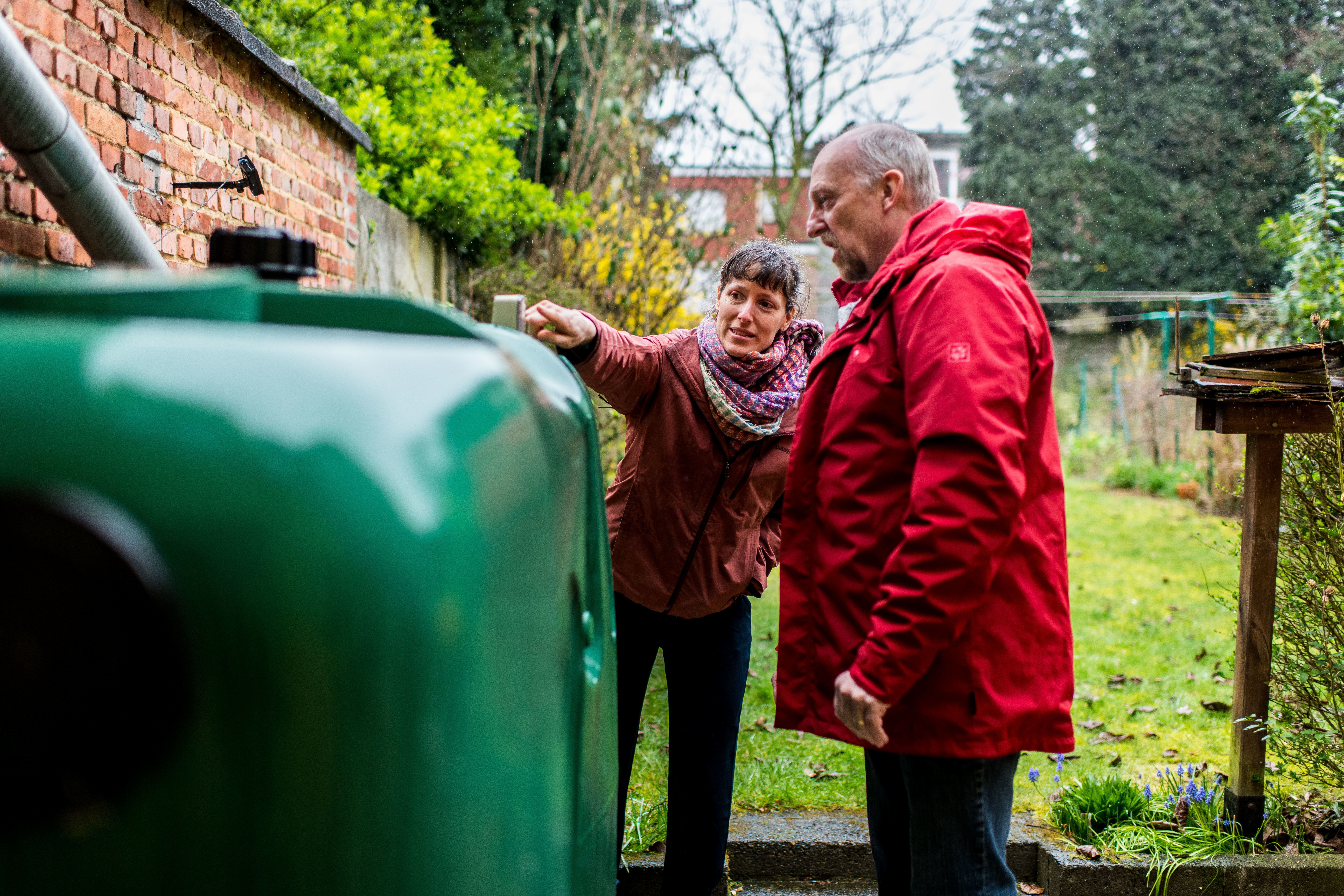 Marlies en Bert bij de regenwaterinstallatie